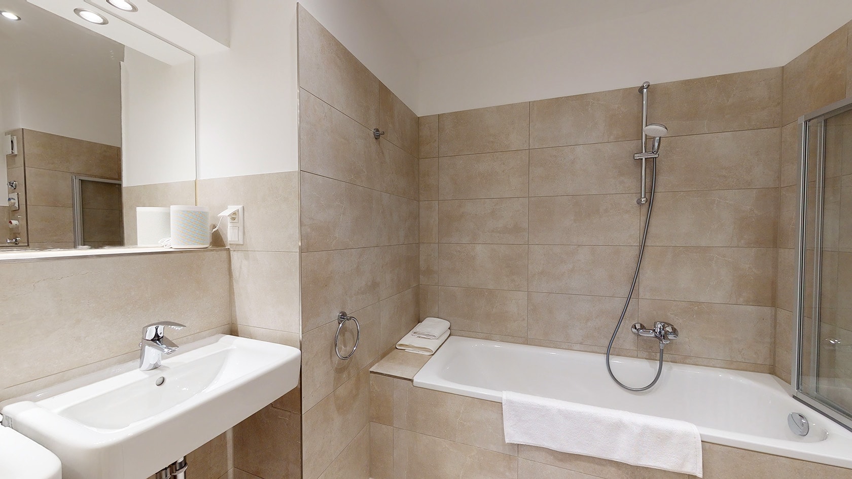 kiez-qg-1og-links-berlin-private room t2 for 2 n°1